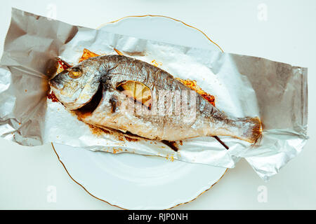 Deux la dorade poisson sur la feuille d'aluminium sur le tableau blanc - Vue de dessus de la nourriture délicieuse des Banque D'Images