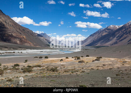 De superbes paysages de montagne avec des fleuves Shyok River dans la vallée de Nubra (en partie entre Trekking et Turtuk), le Ladakh, le Jammu-et-Cachemire, l'Inde Banque D'Images