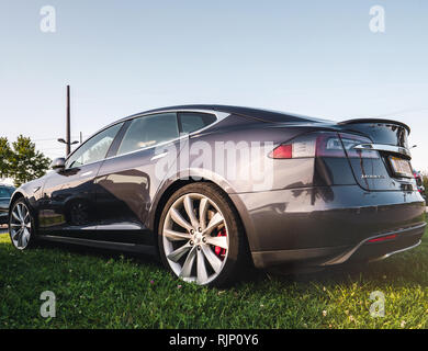 STRASBOURG, FRANCE - Nov 3, 2017 : Vue de côté moderne brillant voiture électrique Tesla Model S avec un design élégant en couleur gris foncé à l'extérieur Banque D'Images