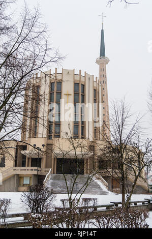 L'église de brutalisme Notre Dame du Rosaire, 1976, Przymorze, Gdańsk, Pologne Banque D'Images