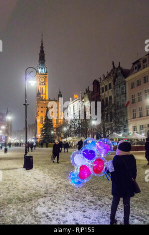 Une femme vendant des ballons lumineux, Ratusz, Hôtel de Ville, style Renaissance, 1556, par temps de neige, la rue Długi Targ, Long Marché, Gdańsk, Pologne Banque D'Images