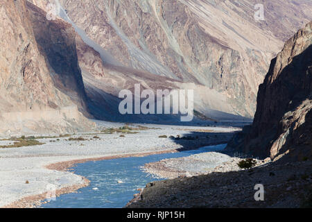 Paysages de l'après-midi de fleuves Shyok River dans le domaine de l'Turtuk village situé dans la vallée de Nubra près de la ligne de commande, de Jammu-et-Cachemire, Ladakh, Inde Banque D'Images