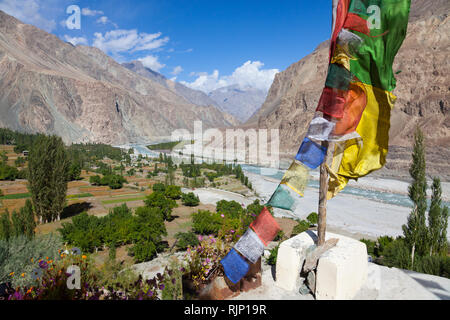 Les drapeaux de prières bouddhistes près de Gompa et décor d'Turtuk village et fleuves Shyok River (vue vers K2 au Pakistan), la Vallée de Nubra, Ladakh, Inde Banque D'Images