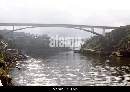 Des ponts de Porto, sur le fleuve Douro, dans la brume Banque D'Images