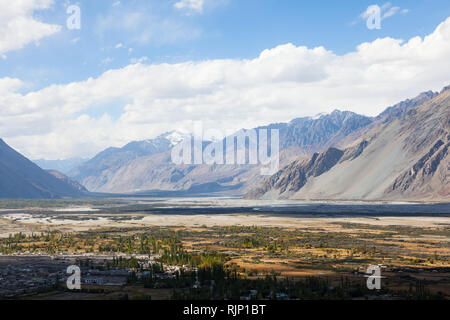 Paysage d'automne de la vallée de Nubra Diskit visibles avec (village) vu de Diskit Gompa (également connu sous le nom de Deskit Gompa), le Ladakh, le Jammu-et-Cachemire, l'Inde Banque D'Images