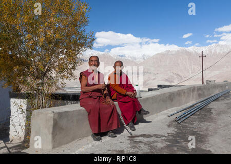 Deux moines à Diskit Gompa (également connu sous le nom de Deskit Gompa), la Vallée de Nubra, Ladakh, le Jammu-et-Cachemire, l'Inde Banque D'Images