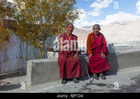 Deux moines à Diskit Gompa (également connu sous le nom de Deskit Gompa), la Vallée de Nubra, Ladakh, le Jammu-et-Cachemire, l'Inde Banque D'Images