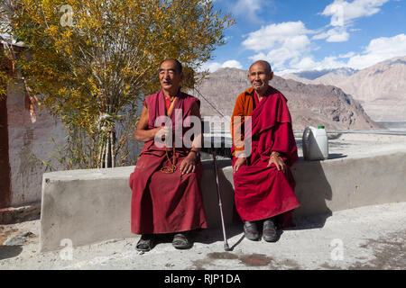 Deux moines du monastère de Diskit (également connu sous le nom de Diskit Gompa ou Deskit Gompa), la Vallée de Nubra, Ladakh, le Jammu-et-Cachemire, l'Inde Banque D'Images