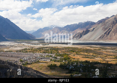 Paysage d'automne de la vallée de Nubra Diskit visibles avec (village) vu de Diskit Gompa (également connu sous le nom de Deskit Gompa), le Ladakh, le Jammu-et-Cachemire, l'Inde Banque D'Images