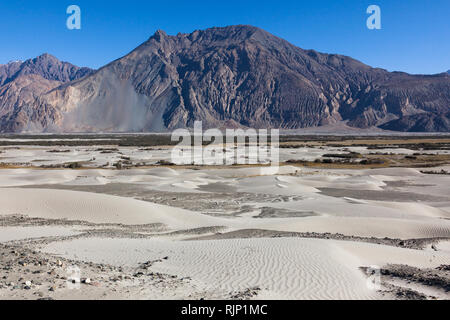 Paysage avec des dunes de sable dans le domaine de la vallée de Nubra, Dogs, le Ladakh, le Jammu-et-Cachemire, l'Inde Banque D'Images