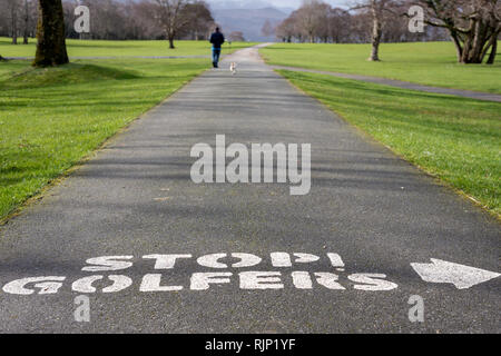 Avertissement attention comme avertissement Stop golfeurs avertissement texte signe écrit sur l'allée dans Killarney golf et club de pêche Fossa, parc national de Killarney, Kerry, Irlande Banque D'Images