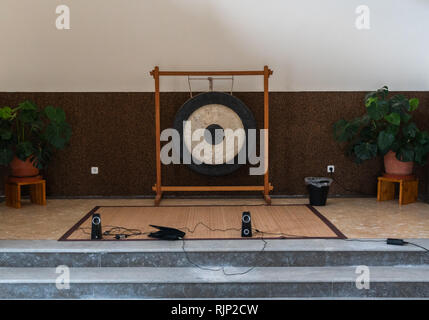 Grand gong en salle de méditation Banque D'Images