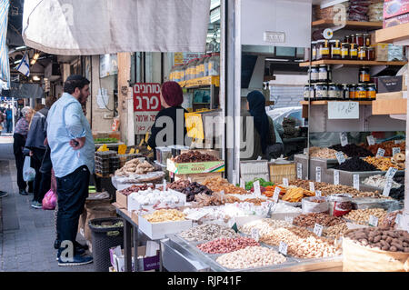 Israël, Tel Aviv, Lewinski, marché aux herbes et épices shop dans la rue étroite Banque D'Images