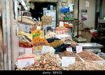 Israël, Tel Aviv, Lewinski, marché aux herbes et épices shop dans la rue étroite Banque D'Images