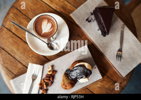 Variété de délicieux desserts assis sur une table de café Banque D'Images