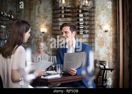 Couple ayant un repas dans un restaurant. Banque D'Images