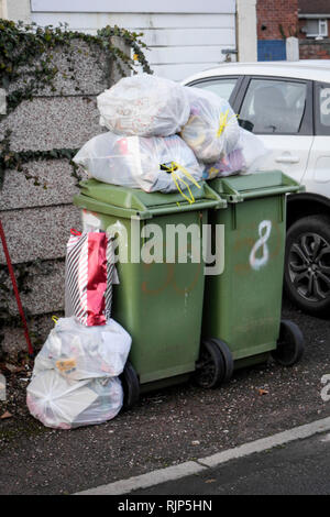 Noël en attente d'ordures après collecte, à l'extérieur des maisons sur O'Brien Road, Cheltenham. Photo par mille mot Media. Pas de ventes, pas de syndication. Co Banque D'Images