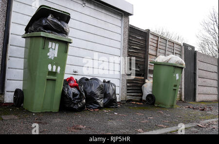 Noël en attente d'ordures après collecte, à l'extérieur des maisons sur carter Road, Cheltenham. Photo par mille mot Media. Pas de ventes, pas de syndication. C Banque D'Images