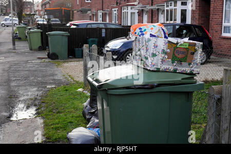 Noël en attente d'ordures après collecte, à l'extérieur des maisons sur Lipson Road, Cheltenham. Photo par mille mot Media. Pas de ventes, pas de syndication. C Banque D'Images