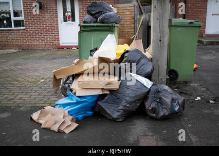 Noël en attente d'ordures après collecte, à l'extérieur des maisons sur Lipson Road, Cheltenham. Photo par mille mot Media. Pas de ventes, pas de syndication. Con Banque D'Images