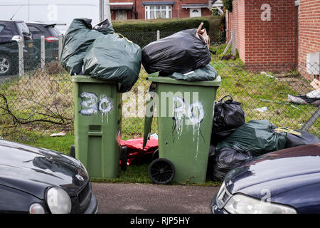 Noël en attente d'ordures après collecte, à l'extérieur des maisons sur Lipson Road, Cheltenham. Photo par mille mot Media. Pas de ventes, pas de syndication. C Banque D'Images