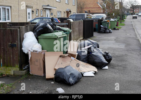 Noël en attente d'ordures après collecte, à l'extérieur des maisons sur Lipson Road, Cheltenham. Photo par mille mot Media. Pas de ventes, pas de syndication. C Banque D'Images