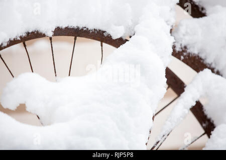 La neige close-up de vieux,roue de vélo rouillée,en décomposition, Finlande, Europe Banque D'Images