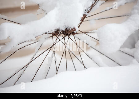 La neige close-up de vieux,roue de vélo rouillée,en décomposition, Finlande, Europe Banque D'Images