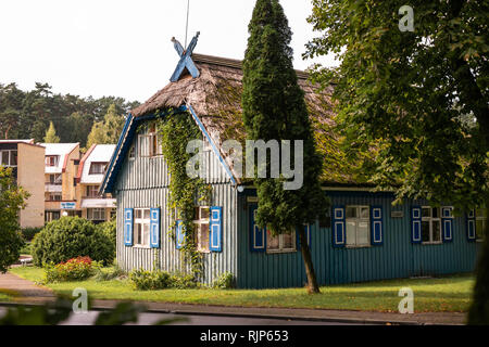 Le NIDA. Maison de pêcheurs traditionnels dans NIDA, Lituanie. Le NIDA est une ville touristique en Lituanie. Situé sur l'isthme de Courlande entre la Lagune de Courlande un Banque D'Images