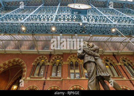 Statue de Faire place au couple connu comme le lieu de rencontre par Paul Day se félicite de passagers à l'arrivée à Londres St Pancras, gare, en Angleterre. Banque D'Images