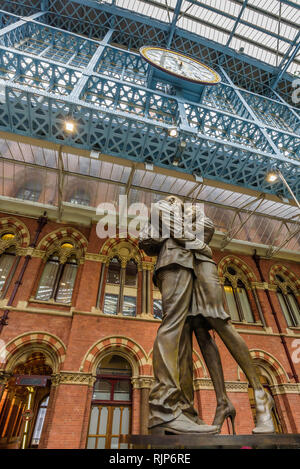 Statue de Faire place au couple connu comme le lieu de rencontre par Paul Day se félicite de passagers à l'arrivée à Londres St Pancras, gare, en Angleterre. Banque D'Images