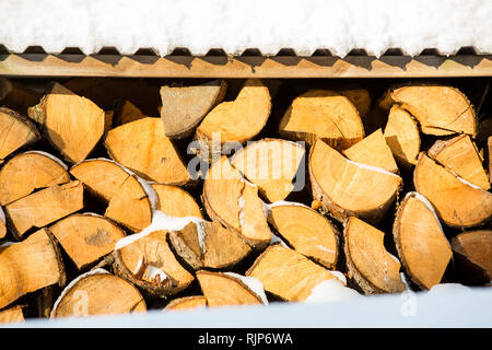 Couverte de neige partiellement hachés, le bois de bouleau dans l'entreposage, la Finlande, l'Europe Banque D'Images