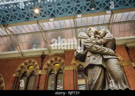 Statue de Faire place au couple connu comme le lieu de rencontre par Paul Day se félicite de passagers à l'arrivée à Londres St Pancras, gare, en Angleterre. Banque D'Images