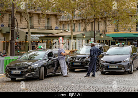 Les chauffeurs de taxi parisien sur la Place Victor Hugo négligé par d'impressionnants appartements dans le 16ème arrondissement de belle , Paris , France Banque D'Images