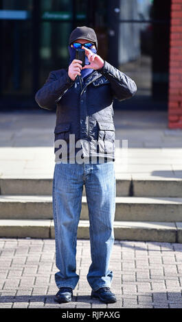 Edward Putman en dehors de St Albans Magistrates' Court, où il est accusé de fraude par fausse représentation après avoir prétendument revendiquant un £2,5 millions jackpot de loterie avec un faux billet en 2009. Banque D'Images