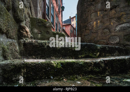 Escalier pour un petit vieux village avec couleurs house dans la ville de Porto au Portugal Banque D'Images