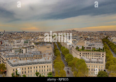 L'avenue Hoche et l'Avenue de Friedland deux grands boulevards parisiens ventilateur hors de l'Arc de Triomphe, Paris, France Banque D'Images