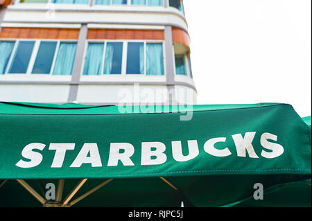 PATTAYA, THAÏLANDE - 20 février, 2016 : parapluie avec inscription de Starbucks. Starbucks Corporation est une entreprise américaine et mondiale de café café Banque D'Images