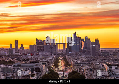 Les gratte-ciel de la Défense , un haut lieu du quartier d'affaires construit à cet effet vu du toit de l'Arc de Triomphe au coucher du soleil , Paris Banque D'Images