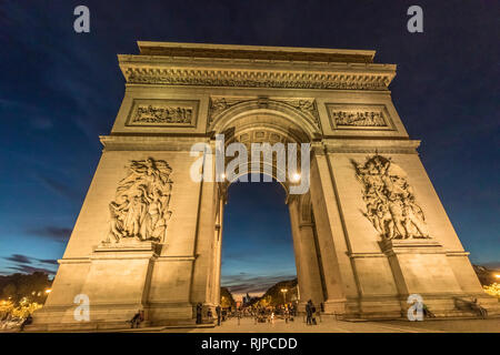 Arc de Triomphe de l'étoile dans la nuit.L'Arche est assis dans une circulaire à partir de la plaza dont 12 grandes avenues rayonnent, formant une étoile (étoile), Paris Banque D'Images
