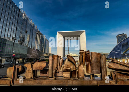 Une sculpture en métal ' après Olympia' par Anthony Caro en face de la Grande Arche de la Défense , LA DEFENSE , Paris Banque D'Images
