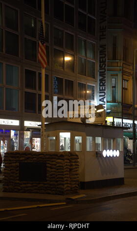 Une photographie de Checkpoint Charlie, le meilleur point de passage du mur de Berlin entre Berlin Est et Berlin Ouest pendant la guerre froide. Banque D'Images