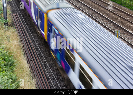 Northern Rail class 156 diesel Sprinter train à grande vitesse avec le flou. Banque D'Images