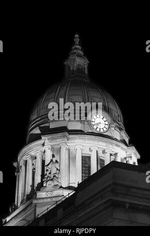 Nottingham Council House la nuit. Photo en noir et blanc de Nottingham Council Building Banque D'Images