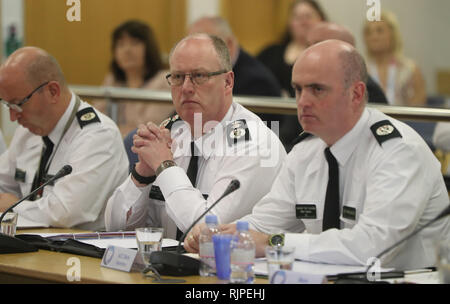 (De gauche à droite) Le chef de police adjoint Alan Todd, Directeur de la police George Hamilton et chef adjoint Agent Mark Hamilton à la première réunion de la Commission de police de l'Irlande du Nord en deux ans à Belfast. Banque D'Images