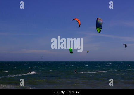 Kiteboarding, itesurfing au coucher du soleil dans la plage de Mui Ne, Vietnam Phan Thiet Banque D'Images