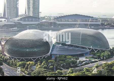 Singapour Esplanade Theatres on the bay close up détails architecturaux vue aérienne dans d'élégantes couleurs rétro Banque D'Images