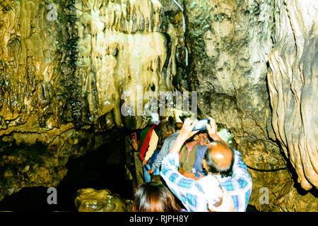 Meghalaya, Haïfa, 6 mai : Groupe de touristes en visite à Mawsmai Grotte. Étroit, grotte de calcaire robuste avec pièce faiblement éclairée point d'accès et de semelles inégale Banque D'Images