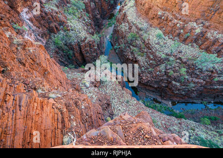 Murs escarpés au Lookout à Knox knox gorge située dans le parc national de Karijini, Australie occidentale Banque D'Images