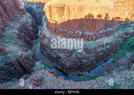 Murs escarpés au Lookout à Knox knox gorge située dans le parc national de Karijini, Australie occidentale Banque D'Images